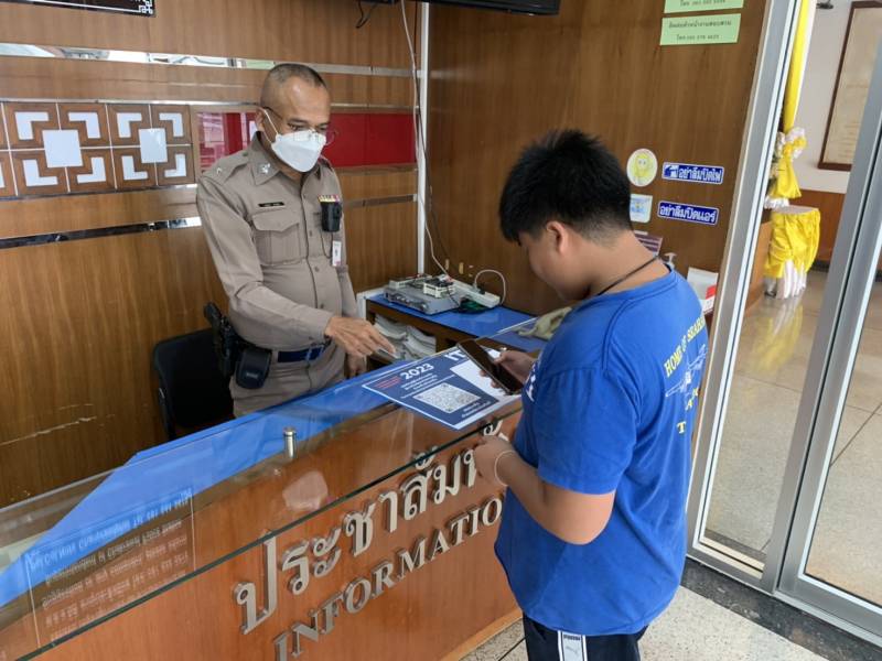 เจ้าหน้าที่ประชาสัมพันธ์ แนะนำ ผู้มาติดต่อขอรับบริการ  โดยแนะนำให้ผู้รับบริการร่วมทำแบบประเมิน EIT ของสถานีตำรวจนครบาลจักรวรรดิ