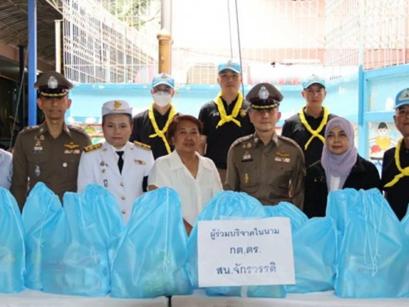 ตำรวจจักรวรรดิ ร่วมใจ กต.ตร. รุดเยียวยาอัคคีภัย! มอบถุงยังชีพช่วยชาวชุมชนริมคลองนางหงส์ ณ ศูนย์พักพิงชั่วคราวโรงเรียนวัดสระบัว