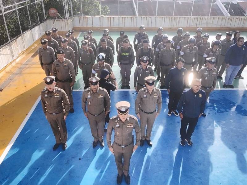 สน.จักรวรรดิ รวมพลัง! เคารพธงชาติ-กล่าวคำปฏิญาณลั่น "เราคือตำรวจของประชาชน ไม่ใช่องค์กรอาชญากรรม"