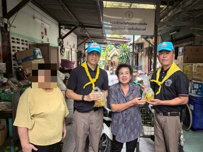 ธารน้ำใจตำรวจ! สน.จักรวรรดิ ลุยน้ำท่วมช่วย "ยายรัตนา" ชุมชนภิรมย์ หลังระดับน้ำเจ้าพระยาสูงจากพิษพายุ "คัลแมกี"