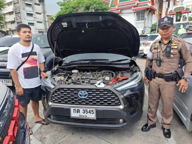 สุภาพบุรุษจราจรจักรวรรดิพึ่งได้! ร.ต.ท.เสรี รุดช่วยชาวบ้านรถแบตหมด ลานจอดรถวัดจักรวรรดิ พ่วงไฟจนติดเดินทางต่อปลอดภัย