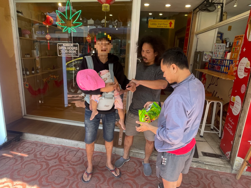 รวบหนุ่มย่านบางคอแหลม ขายไอซ์ริมถนนเยาวราช สารภาพซื้อต่อมาอีกทอด