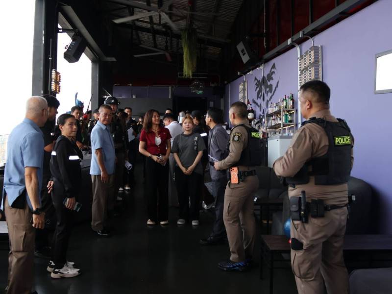 สน.จักรวรรดิ สนึกกำลังเขตสัมพันธวงศ์-กู้ภัยสวนมะลิ ลุยตรวจ 6 สถานประกอบการย่านมังกร-เยาวราช กวดขันเข้มตามคำสั่ง คสช.22/2558 ยกระดับความปลอดภัยและอัคคีภัย 100%