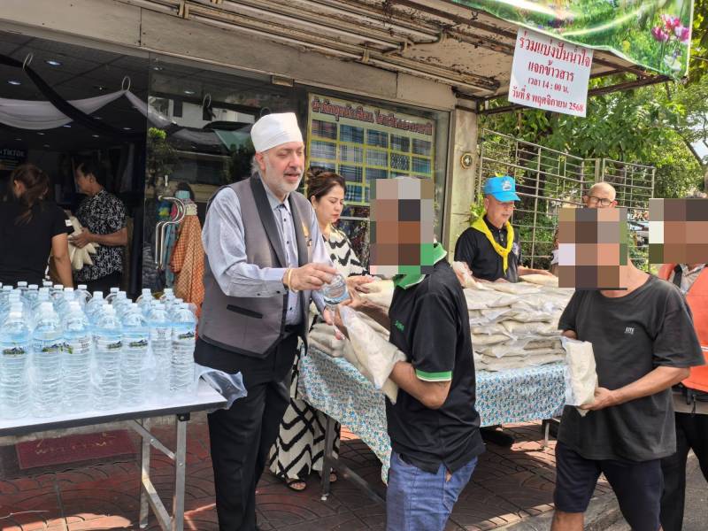 ร้านผ้ากินรี ผนึก สน.จักรวรรดิ ปันน้ำใจ! ตั้งโรงทานแจกชาวบ้าน-หนุนเสบียงช่วยน้ำท่วมชุมชนภิรมย์