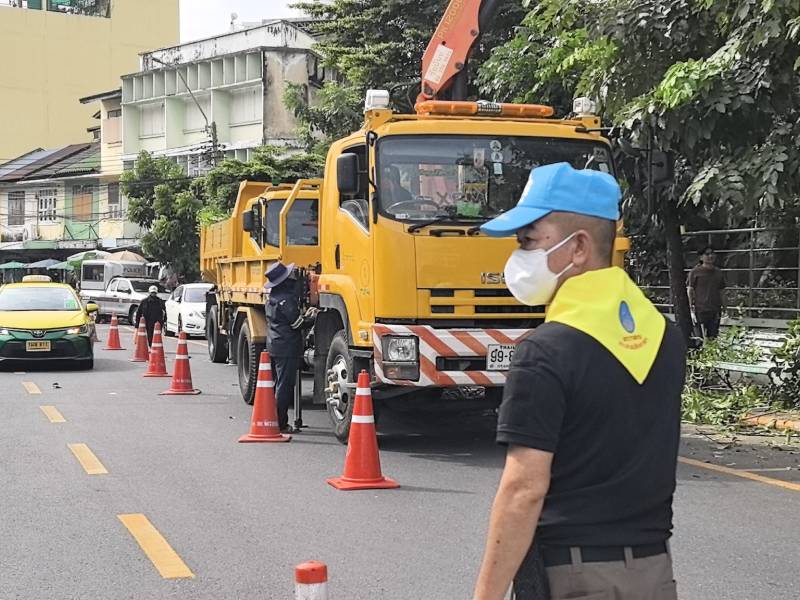 สน.จักรวรรดิ จับมือ เขตสัมพันธวงศ์ "ปรับภูมิทัศน์" ตัดแต่งกิ่งไม้-ทำความสะอาดถนน สร้างความปลอดภัยให้ประชาชน