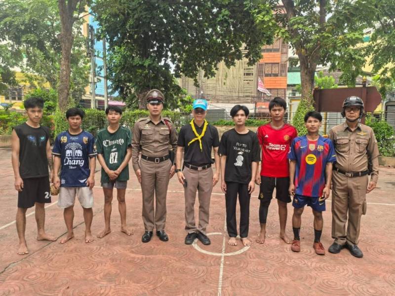 เดินเท้าพบปะชาวบ้าน แจ้งข่าวราชการ พร้อมร่วมทำความสะอาด "สวนสมเด็จพระธีรญาณมุนี"