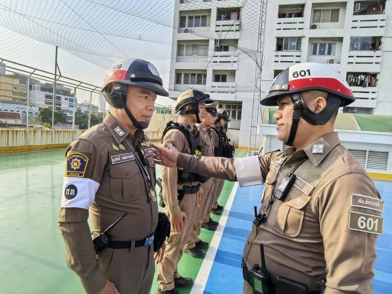 นำข้าราชการตำรวจเข้าแถวเคารพธงชาติ ตรวจความพร้อมเครื่องแบบ ก่อนร่วมใจบิ๊กคลีนนิ่งลานฝึกดาดฟ้า