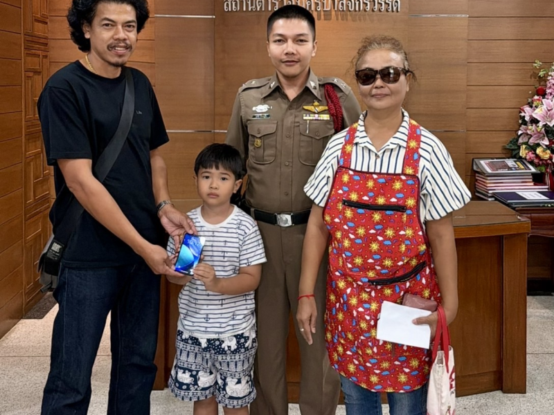 ร.ต.ท.ศุภชัย รอง สว.(สอบสวน) ช่วยประชาชนทำโทรศัพท์มือถือหายบนแท็กซี่ ประสานตามคืนได้ของครบถ้วน