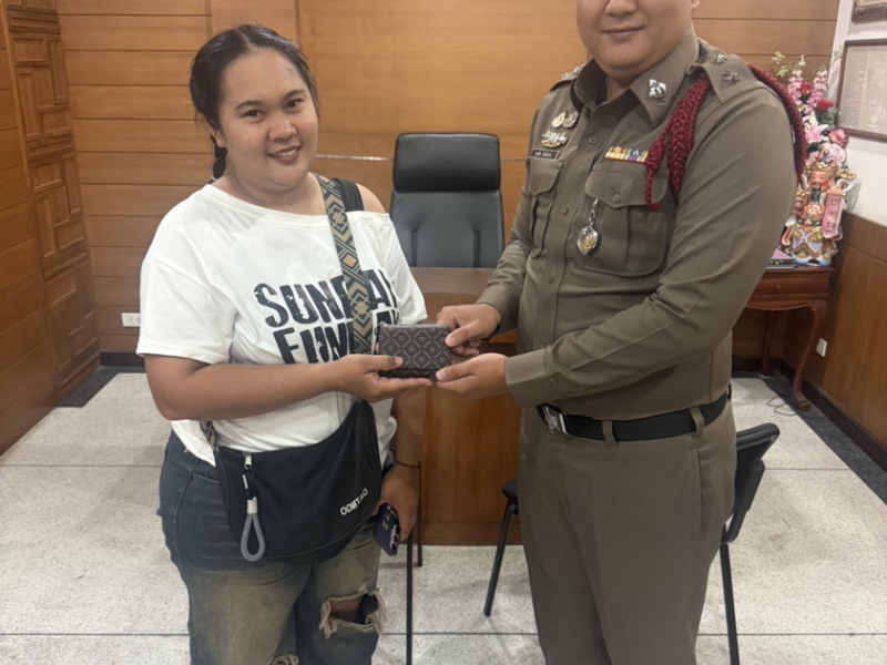 ตำรวจจักรวรรดิพึ่งได้! ร.ต.อ.ศุภชัย รอง สว.(สอบสวน) ช่วยประชาชนทำกระเป๋าสตางค์หายบนรถสามล้อ ประสานตามคืนได้ของครบถ้วน