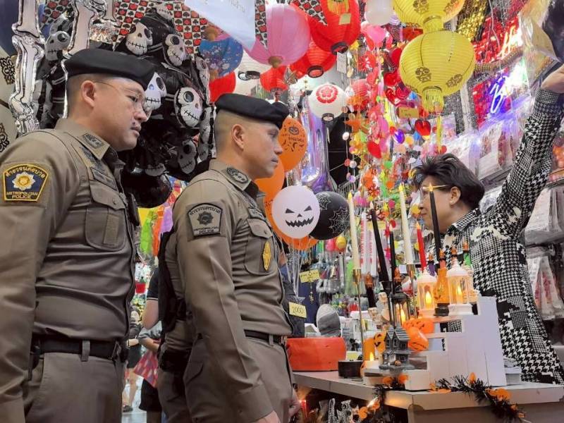 เตือนภัย 2 ภาษา! ปล่อยแถวเดินเท้าซอยวานิช 1 คุมเข้ม 'ล้วงกระเป๋า' พร้อมเผย 5 กลโกงผีร้ายออนไลน์ รับเทศกาลฮาโลวีน