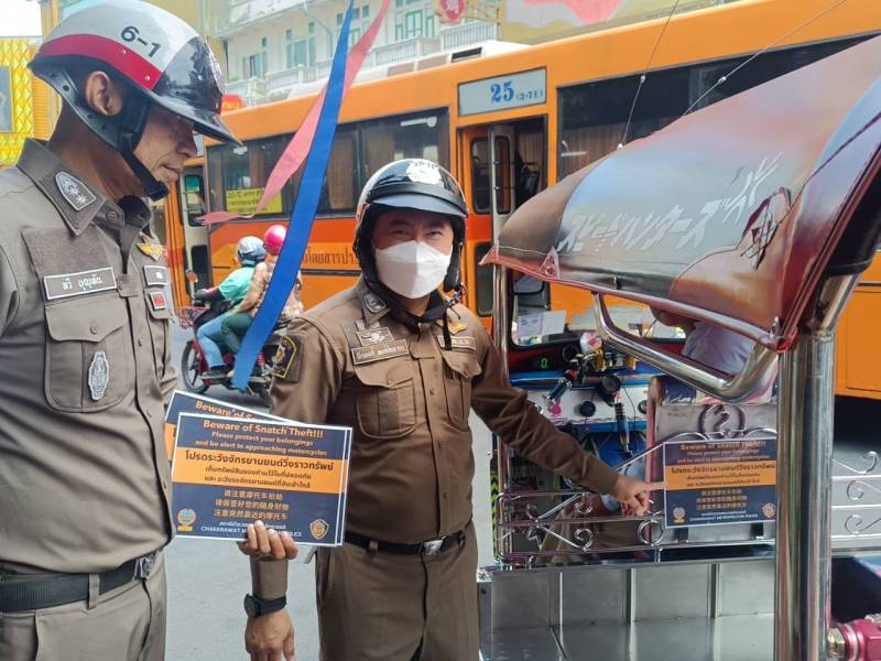 ห่วงใยความปลอดภัย ออกประกาศเตือนภัย 3 ภาษา "ระวังจักรยานยนต์วิ่งราวทรัพย์" ย้ำสติอยู่กับตัว-เก็บทรัพย์สินมิดชิด
