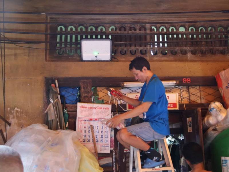 ตชส.สน.จักรวรรดิ จับมือช่างชุมชน ติดตั้งโซลาร์เซลล์ส่องสว่าง ทลายจุดเสี่ยงมุมมืดตรอกโอ่งอ่าง เพิ่มความปลอดภัยให้ชาวบ้าน