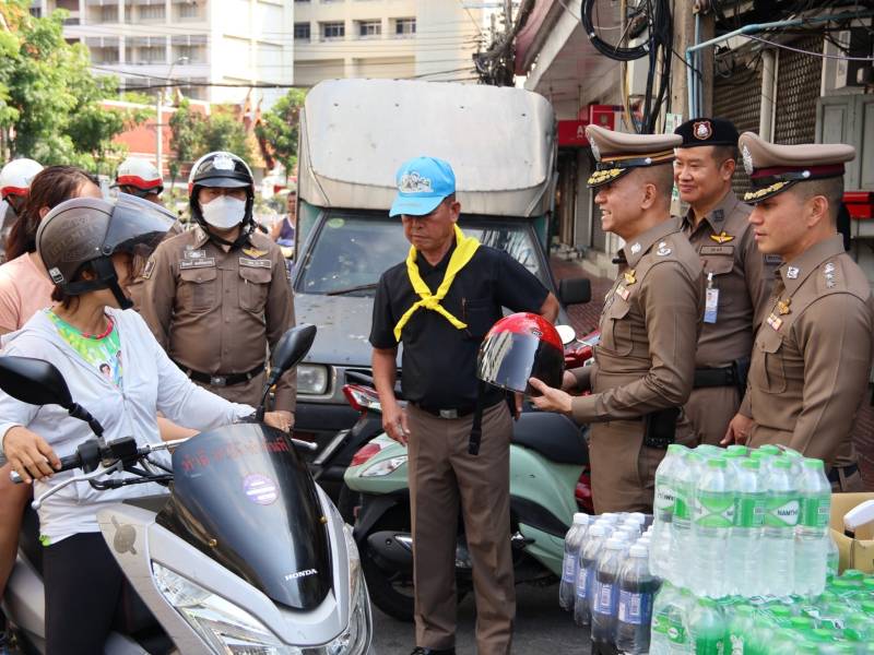 ผบก.น.6 ตรวจเยี่ยมจุดบริการประชาชน สน.จักรวรรดิ แจกหมวกกันน็อก "พิทักษ์ภัยทางถนน" ย้ำเล่นน้ำวิถีไทย-ไม่ล่วงละเมิดทางเพศ
