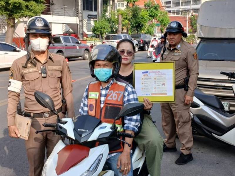 จราจรจักรวรรดิรับปีใหม่! สว.จร. นำทีมตั้งจุดกวดขันควบคู่ประชาสัมพันธ์วินัยจราจร มุ่งสร้าง "ขับขี่ปลอดภัย" เติมความอุ่นใจให้ผู้ใช้ถนนรับวันแรกของปี