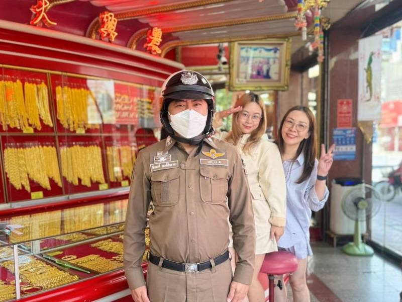 จราจรจักรวรรดิคุมเข้มพื้นที่เศรษฐกิจ! รอง ผกก.จร. นำทีมเดินสายตรวจเสริมธนาคาร-ร้านทองย่านสัมพันธวงศ์ ตัดวงจรอาชญากรรม-สร้างความมั่นใจร้านค้า