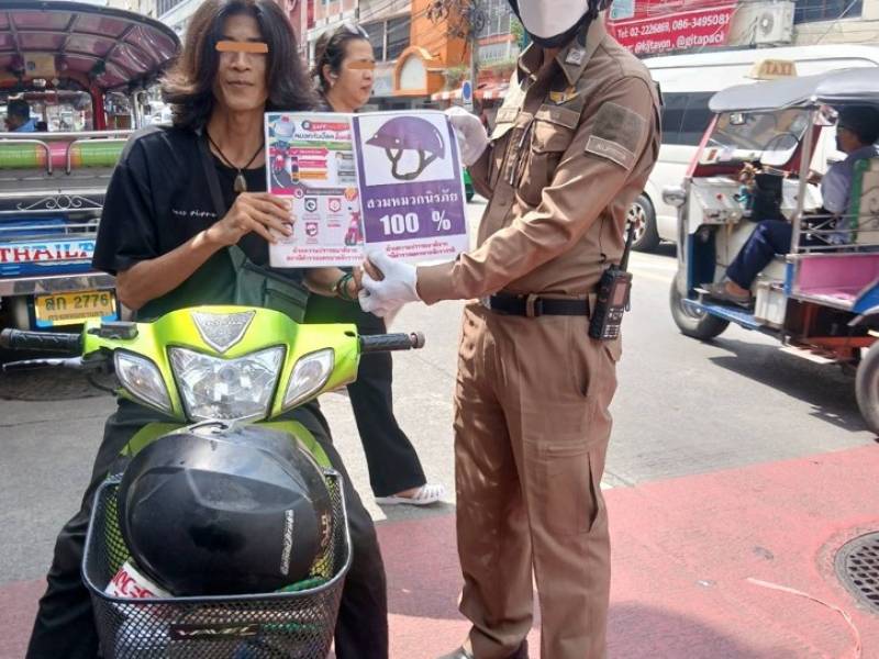 จราจรจักรวรรดิห่วงใยทุกชีวิต! ร.ต.ท.สิทธิเดช ลุยพื้นที่รณรงค์สวมหมวกนิรภัย 100% กระตุ้นจิตสำนึกขับขี่ปลอดภัย-ลดอุบัติเหตุบนท้องถนน