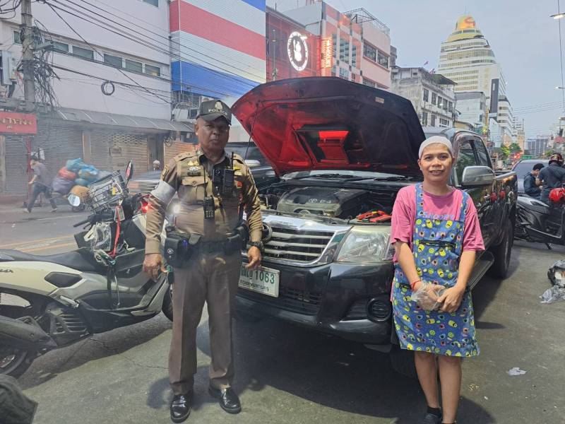 สุภาพบุรุษจราจรจักรวรรดิพึ่งได้! ร.ต.ท.เสรี รุดช่วยชาวบ้านรถแบตเตอรี่หมดกลางถนนราชวงศ์ พ่วงไฟจนติดเดินทางต่อปลอดภัย