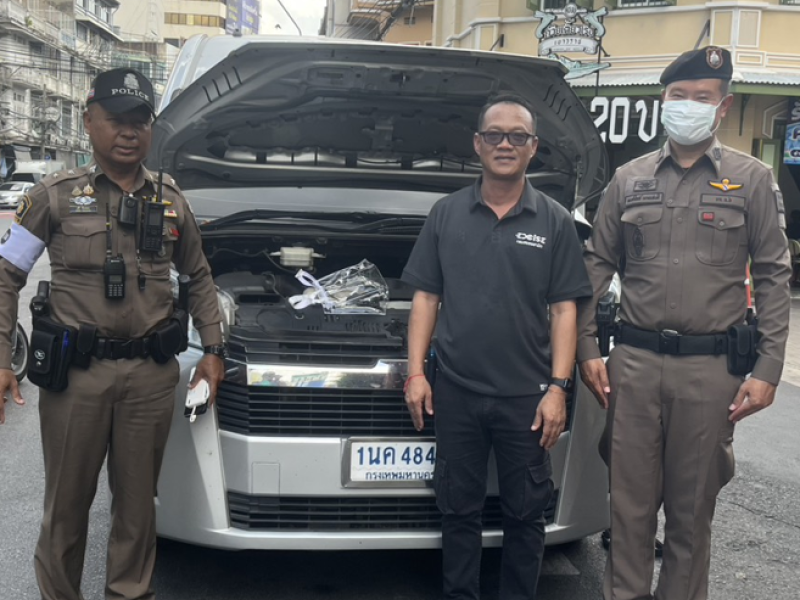 สุภาพบุรุษจราจรจักรวรรดิ! ร.ต.ท.เสรี โชว์หัวใจบริการ รุดช่วยชาวบ้านรถแบตหมดกลางถนนเยาวราช แก้ไขทันท่วงที-คลี่คลายจราจร