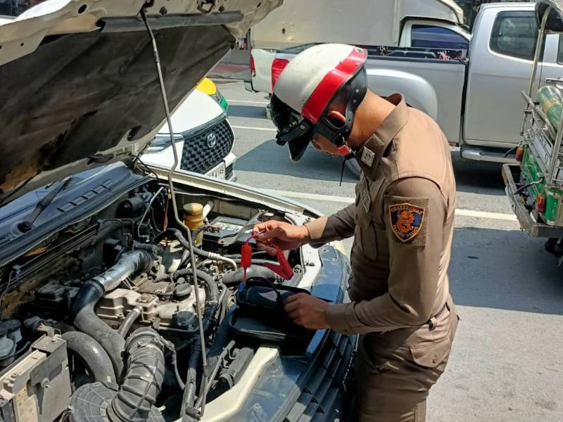 สุภาพบุรุษจราจรจักรวรรดิพึ่งได้! ด.ต.ภรัณยู รุดช่วยชาวบ้านรถแบตเตอรี่หมดกลางถนนเยาวราช พ่วงไฟจนติดเดินทางต่อปลอดภัย