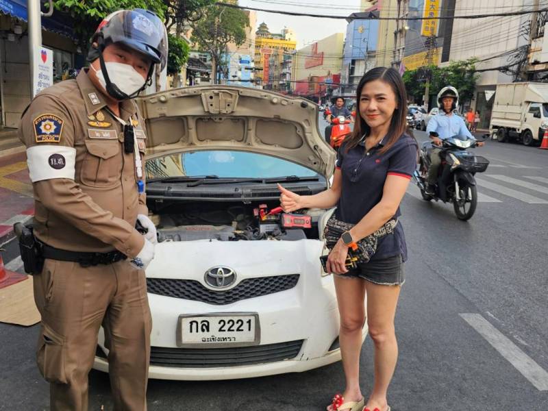 สุภาพบุรุษจราจรจักรวรรดิพึ่งได้เสมอ! ร.ต.ท.ไสว รุดช่วยชาวบ้านรถแบตเตอรี่หมดกลางถนนเยาวราช พ่วงไฟจนติดเดินทางต่อปลอดภัย