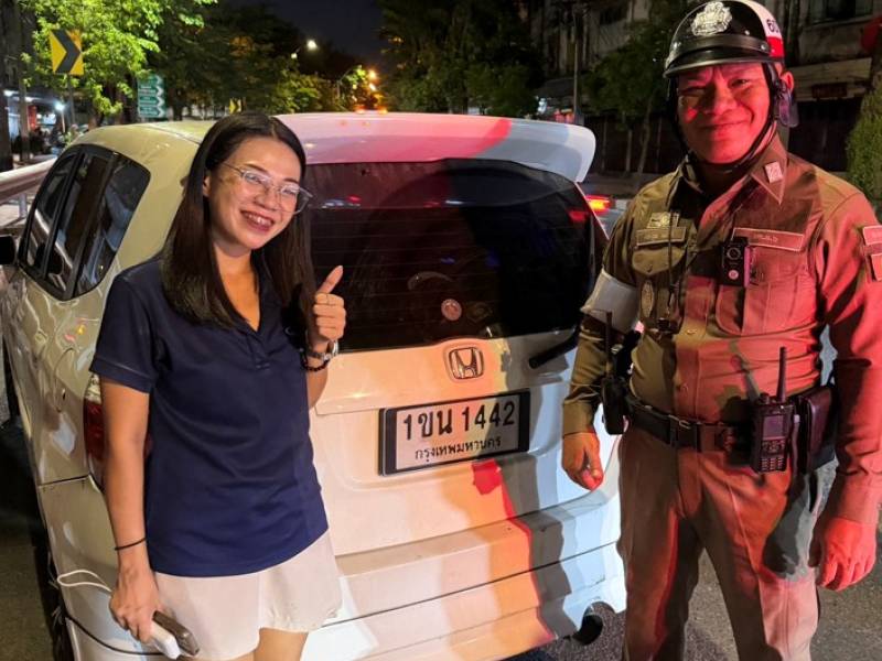 สุภาพบุรุษจราจรจักรวรรดิพึ่งได้! ร.ต.อ.ตระกูล รุดช่วยชาวบ้านรถน้ำมันหมดกลางถนนจักรวรรดิ ซื้อน้ำมันเติมให้จนเดินทางต่อปลอดภัย