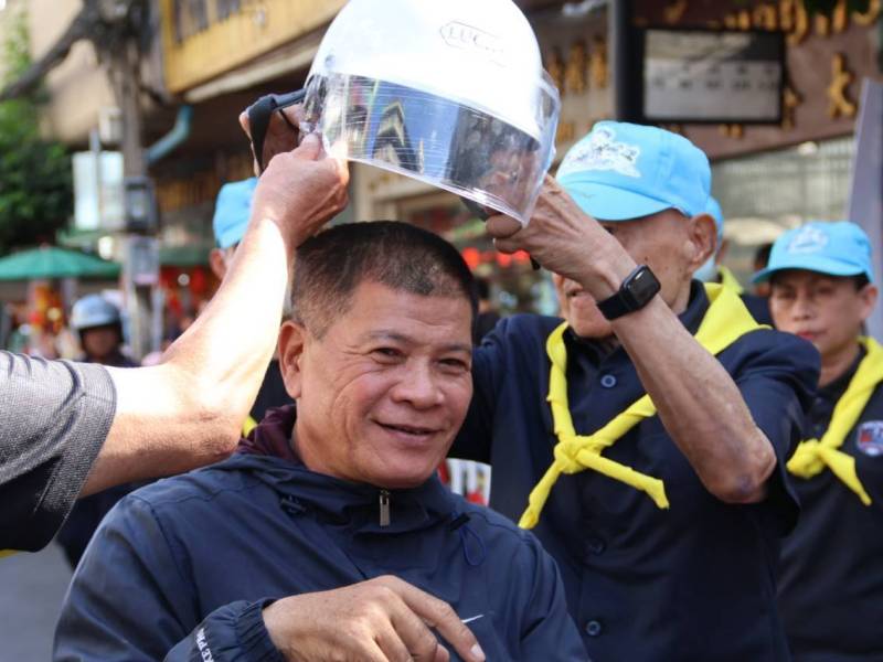 จัดเต็มจิตอาสาจราจร! ลุยเยาวราช ทาสีขอบทาง-แจกหมวกกันน็อก รณรงค์ขับขี่ปลอดภัยต้อนรับ ปชช. กลับกรุง