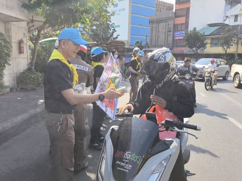 รอง ผบก.น.6 ลงพื้นที่ สน.จักรวรรดิ! ตรวจเยี่ยมจิตอาสาจราจร รณรงค์เข้ม 5 มาตรการ "ดื่มไม่ขับ-ง่วงไม่ขับ" ส่งคนกลับบ้านรับปีใหม่ 2569