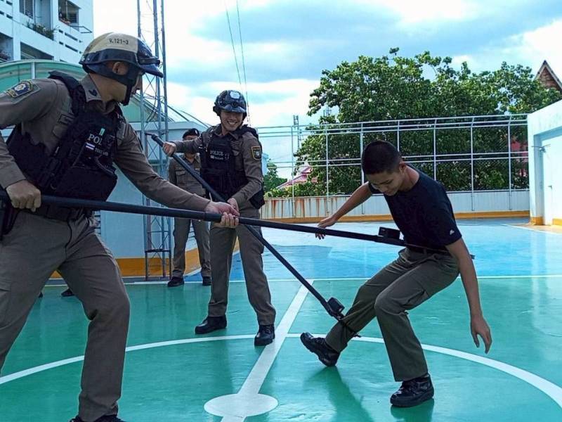 ซ้อมเข้ม! ฝึกยุทธวิธี 'ไม้ง่ามไฟฟ้า' และการจับกุมปราบคนคลุ้มคลั่ง ตามนโยบาย ผบ.ตร.