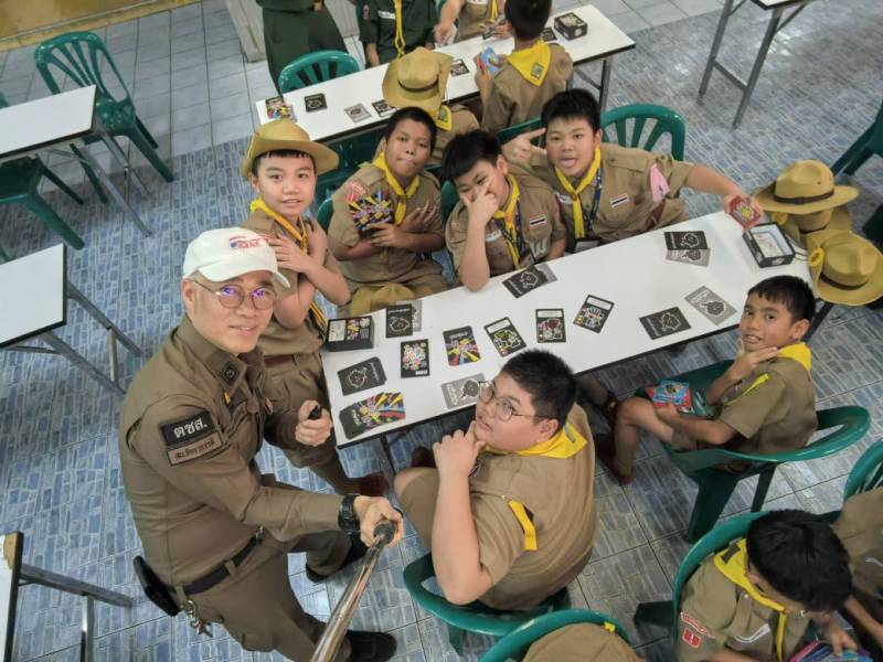 ผกก.สน.จักรวรรดิ ห่วงเยาวชน! ส่งทีม ตชส.-ครูแดร์ ลุยโรงเรียนวัดชัยชนะสงคราม ใช้ "เกมการ์ด" สร้างภูมิคุ้มกันต้านภัยบุหรี่ไฟฟ้า