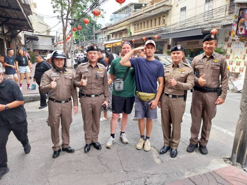 สร้างความเชื่อมั่น! ผกก.สน.จักรวรรดิ นำทีมลุย "ถนนคนเดินทรงวาด" ดูแลนักท่องเที่ยว-อำนวยจราจร