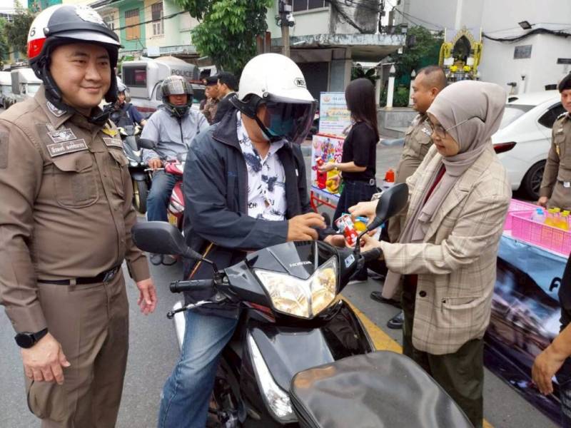 ส่งความสุข "Merry Christmas" ผนึก กต.ตร.-นศ.อาสา แจกเครื่องดื่ม-ผ้าเย็น รณรงค์ขับขี่ปลอดภัยรับปีใหม่ 69